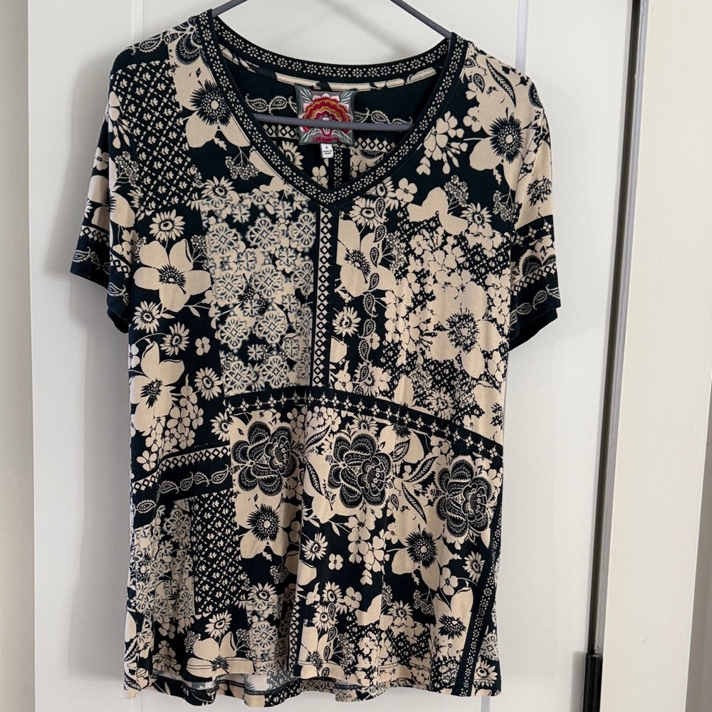 Johnny Was (Janie) Black/Deep Blue and Cream Patchwork Floral V-Neck Tee Small